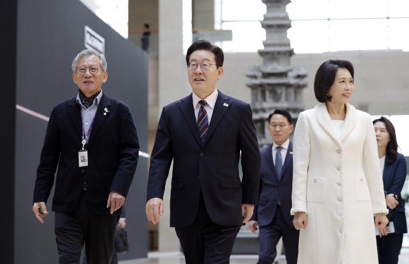 이재명 대통령과 김혜경 여사가 26일 서울 용산구 국립중앙박물관에서 열린 특별전 '우리들의 이순신'을 관람하기 위해 전시장으로 이동하고 있다. 왼쪽은 유홍준 국립중앙박물관장. 청와대통신사진기자단