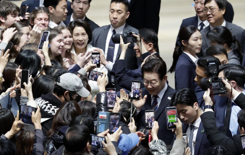 이재명 대통령과 김혜경 여사가 26일 서울 용산구 국립중앙박물관에서 열린 특별전 '우리들의 이순신'에서 관람객과 인사하며 기념촬영을 하고 있다. 청와대통신사진기자단