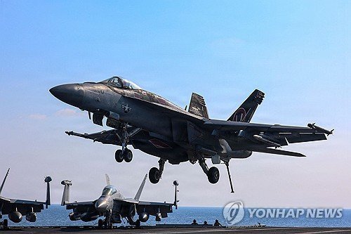미군 에이브러햄 링컨호 항공모함에 착함하는 F/A-18E 슈퍼호넷 전투기 (출처=연합뉴스)