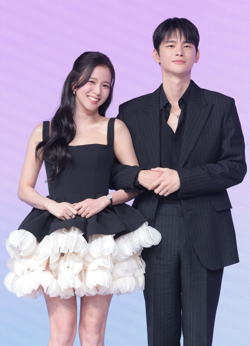 가수 겸 배우 지수와 서인국(오른쪽)이 26일 서울 종로구 JW메리어트 동대문스퀘어서울에서 열린 넷플릭스 새 시리즈 '월간남친' 제작발표회에서 포즈를 취하고 있다. '월간남친'은 현실 생활에 지친 웹툰 PD 미래(지수 분)가 가상 연애 시뮬레이션을 통해 연애를 구독하고 체험해 보는 로망 실현 로맨틱 코미디다. 뉴스1