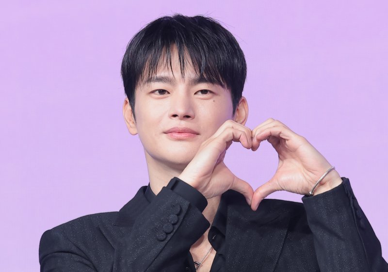 가수 겸 배우 서인국이 26일 서울 종로구 JW메리어트 동대문스퀘어서울에서 열린 넷플릭스 새 시리즈 '월간남친' 제작발표회에서 포즈를 취하고 있다. 뉴스1