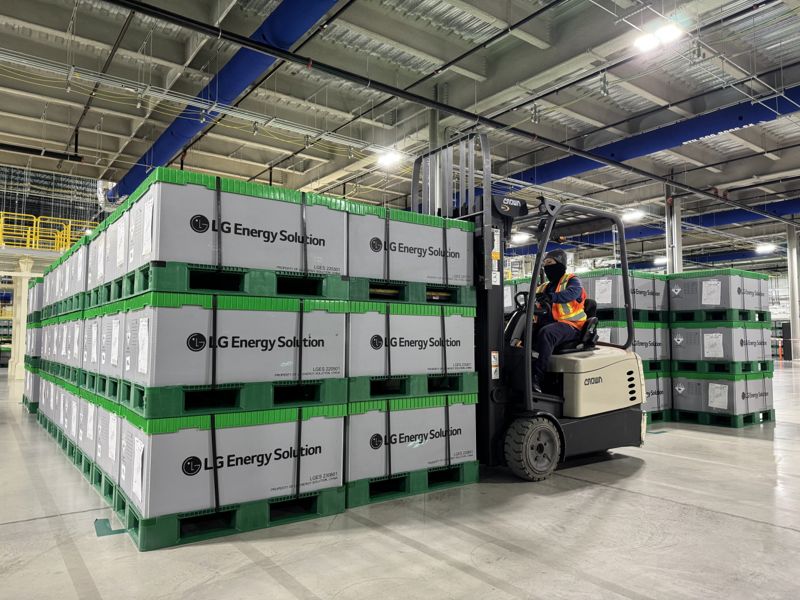 LG에너지솔루션 캐나다 '넥스트스타 에너지' 공장에서 ESS 제품이 출하되고 있다. 사진=LG에너지솔루션 제공