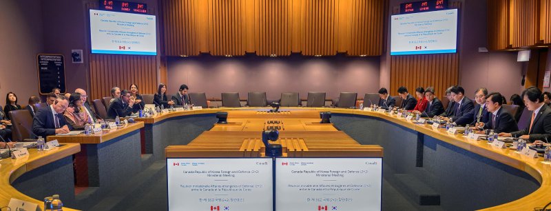 조현 외교부 장관과 안규백 국방부장관이 25일(현지 시간) 캐나다 오타와에서 아니타 아난드 캐나다 외교장관 및 데이비드 맥귄티 캐나다 국방장관과 함께 제2차 한-캐나다 외교·국방(2+2) 장관회의를 하고 있다. 국방부 제공