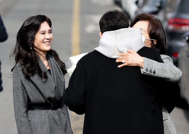 이부진 호텔신라 사장(왼쪽)이 26일 서울 관악구 서울대학교에서 열린 입학식이 끝난 뒤 홍라희 리움미술관 명예관장(오른쪽)이 이 사장의 아들 임모 군을 안아주는 모습을 바라보고 있다. /사진=연합뉴스