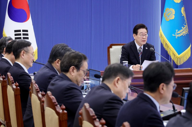 이재명 대통령이 26일 청와대에서 열린 수석보좌관회의에서 발언하고 있다. 연합뉴스