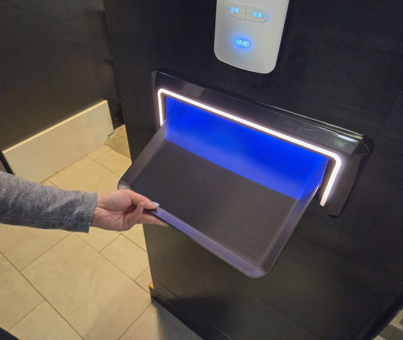 디스펜서에서 소독된 트레이가 나오고 있다. 사진=박경호 기자