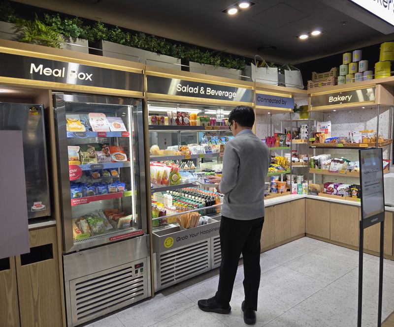 26일 삼성웰스토리 직원이 무인매장 '피키피커스'에서 상품을 고르고 있다. 사진=박경호 기자