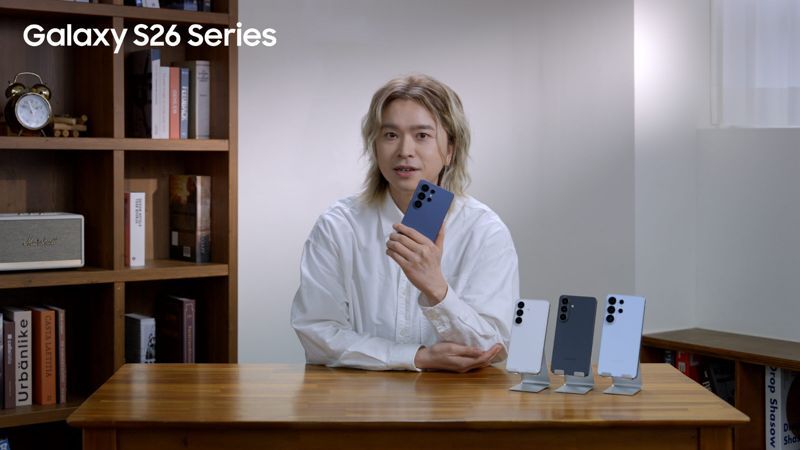 LG유플러스 직원이 유플러스 라이브에서 갤럭시 S26 시리즈를 소개하고 있다. LG유플러스 제공