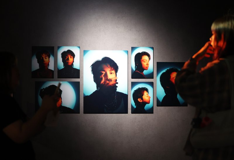 [서울=뉴시스] 김진아 기자 = 30일 서울 중구 르메르디앙 목시에서 열린 그룹 방탄소년단(BTS) 정국의 전시 '골든 : 더 모멘트'(GOLDEN : The Moments)에서 팬들이 관람을 하고 있다. 오는 9월 22일까지 열리는 이번 전시는 정국의 데뷔부터 지난해 11월 발매한 첫 솔로 앨범 '골든'(GOLDEN)까지의 여정을 기념하기 위해 기획됐다. 2024.08.30. bluesoda@newsis.com