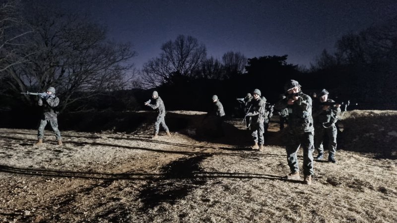 육군 32보병사단은 올해 3월부터 본격적으로 시작되는 예비군 훈련을 앞두고 훈련 효과를 높이기 위해 주요 지휘관과 교관·조교들이 직접 참여하는 '체험식 훈련'을 실시했다고 26일 밝혔다. 사진은 남세종동원예비군훈련장에서 32사단 장병들이 야간 기동타격 훈련을 하는 모습. 32사단 제공