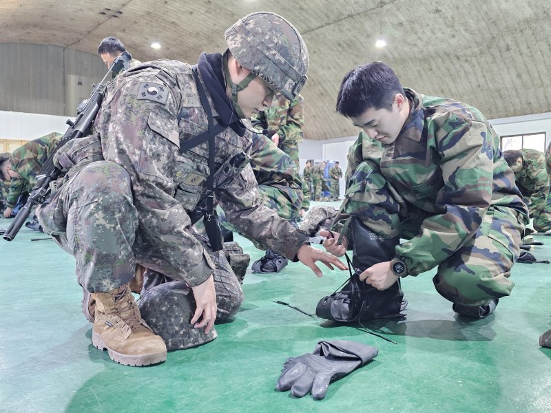 육군 32보병사단은 올해 3월부터 본격적으로 시작되는 예비군 훈련을 앞두고 훈련 효과를 높이기 위해 주요 지휘관과 교관·조교들이 직접 참여하는 '체험식 훈련'을 실시했다고 26일 밝혔다. 사진은 남세종동원예비군훈련장에서 32사단 장병들이 화생방 보호의를 착용하는 모습. 32사단 제공
