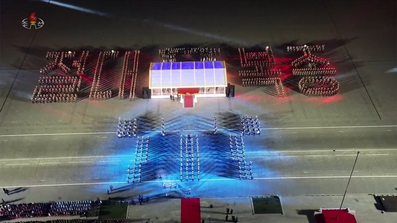 지난 25일 밤 평양 김일성광장에서 열린 노동당 제9차대회 기념 열병식에서 군악대원들이 '절대복종' 문자 대형을 이루며 군악예식을 펼치고 있다. 조선중앙TV 캡처