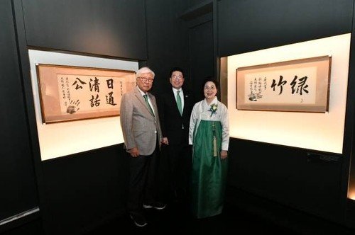 지난해 서울 덕수궁 돈덕전에서 열린 광복 80주년 특별전 '빛을 담은 항일유산' 개막행사에 참석한 이상현 태인 대표 가족모습. 왼쪽부터 이인정 아시아산악연맹 회장, 이상현 대표, 고(故) 구태회 LS전선 명예회장의 딸인 구혜정 여사. 국가유산청 제공.