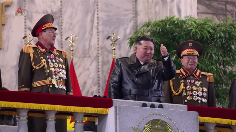 김정은 국무위원장이 지난 25일 밤 평양 김일성광장에서 열린 노동당 제9차대회 기념 열병식 주석단에서 제1군단종대 행진을 지켜보며 엄지손가락을 치켜들고 있다. 조선중앙TV 캡처