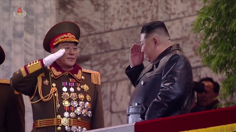 북한 노광철 국방상(왼쪽)이 지난 25일 밤 평양 김일성광장에서 열린 노동당 제9차대회 기념 열병식 주석단에서 김정은 국무위원장에게 경례하고 있다. 조선중앙TV 캡처