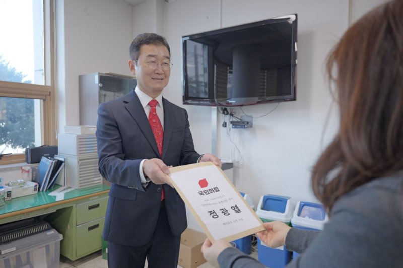 국민의힘 소속 정광열 전 강원도 경제부지사가 26일 춘천시선관위원회를 찾아 예비후보 등록서류를 제출하고 있다.(후보 측 제공, 재판매 및 DB금지)