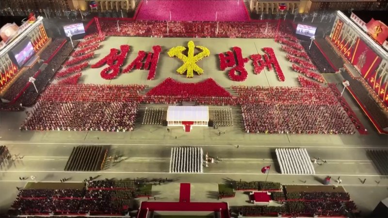 지난 25일 밤 평양 김일성광장에서 노동당 제9차대회 기념 열병식이 열렸다고 조선중앙TV가 26일 보도했다.조선중앙TV 캡처
