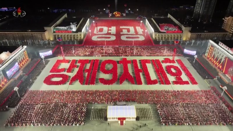 지난 25일 밤 평양 김일성광장에서 노동당 제9차대회 기념 열병식이 열렸다고 조선중앙TV가 26일 보도했다. 조선중앙TV 캡처