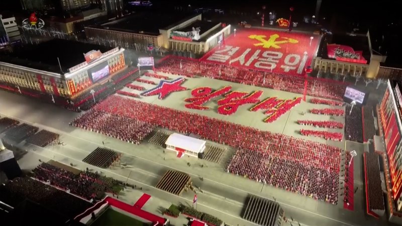 지난 25일 밤 평양 김일성광장에서 노동당 제9차대회 기념 열병식이 열렸다고 조선중앙TV가 26일 보도했다. 조선중앙TV 캡처