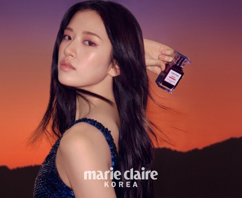 안유진 투명 피부&middot;깊은 눈빛…대체불가 아우라[화보]