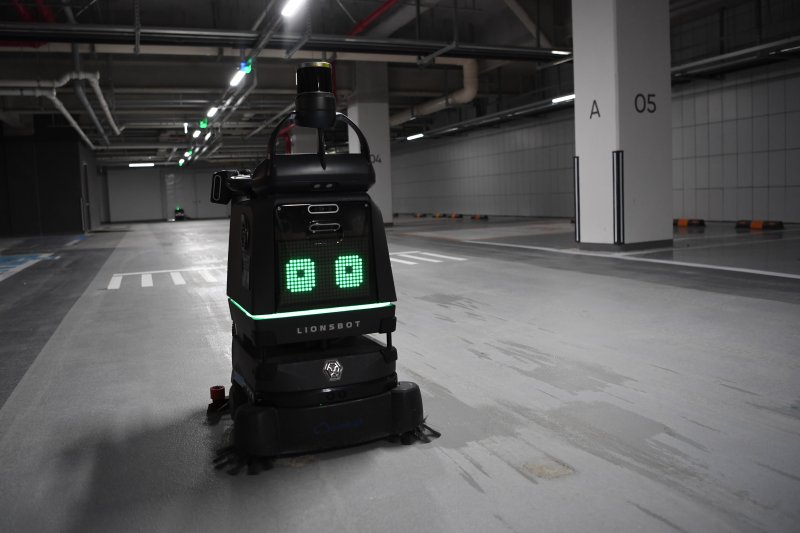 "밤새 쓱싹" 오티에르 반포 지하주차장 누비는 AI 청소로봇 - 뉴스 썸네일 이미지