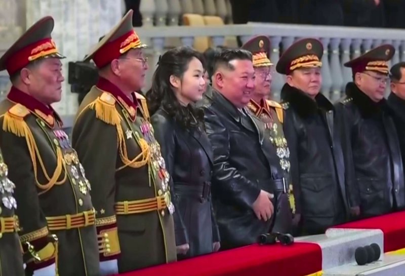 김정은 북한 국무위원장과 딸 김주애가 지난 25일 평양 김일성광장에서 열린 노동당 제9차 대회 기념 열병식에 참석했다고 북한 조선중앙TV가 26일 보도했다. 조선중앙TV/ 뉴시스