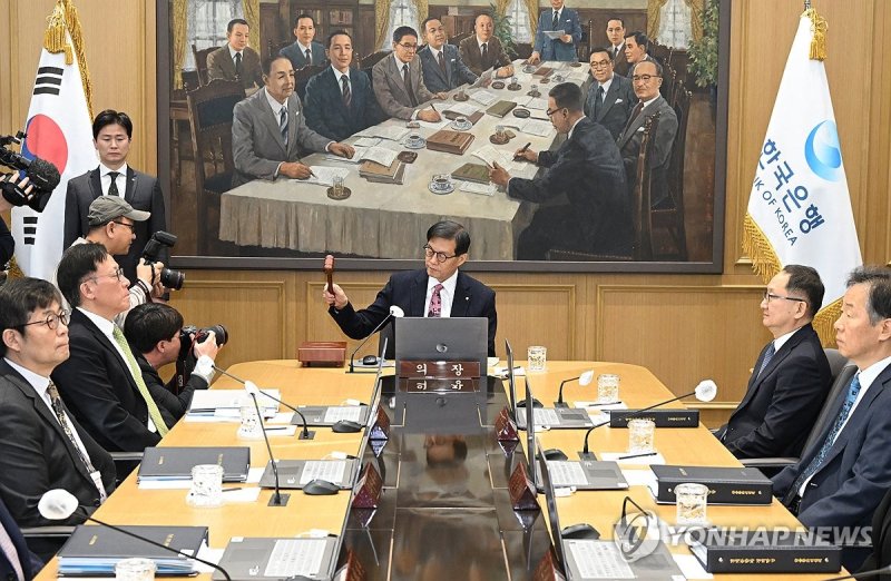 의사봉 두드리는 이창용 한국은행 총재 (출처=연합뉴스)