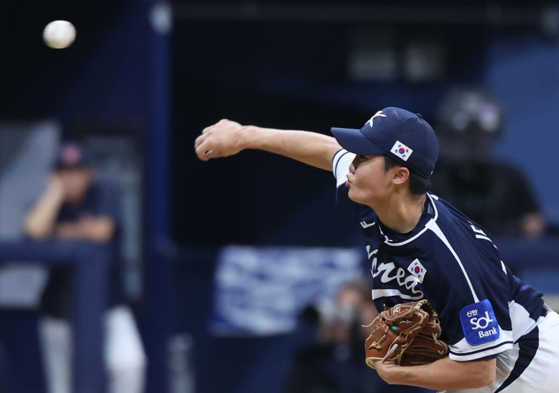 [서울=뉴시스] 조성우 기자 = 9일 오후 서울 구로구 고척스카이돔에서 열린 2025 K-베이스볼 시리즈 대한민국과 체코의 평가전 2차전 경기, 한국 투수 정우주가 체코 6회말 공격 때 마운드에 올라 역투하고 있다. 2025.11.09. xconfind@newsis.com