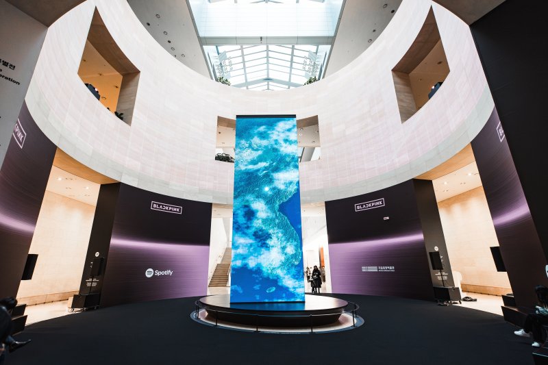 YG엔터테인먼트는 블랙핑크 컴백을 기념해 내달 8일까지 서울 용산구 국립중앙박물관에서 '국중박 X 블랙핑크' 프로젝트를 선보인다고 27일 밝혔다. 사진은 '국중박 X 블랙핑크' 프로젝트가 진행되는 국립중앙박물관 모습.YG엔터테인먼트 제공. 뉴시스