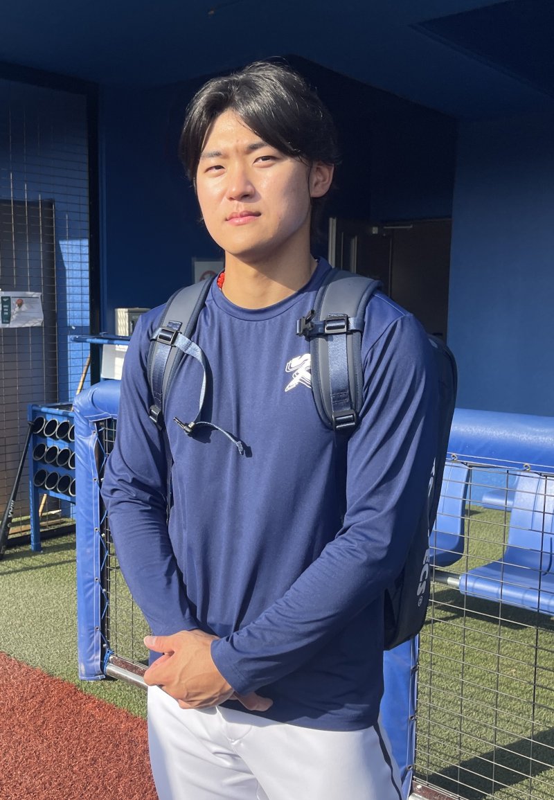 김도영이 지난 26일 일본 오키나와현 가데나 구장에서 열린 프로야구 삼성 라이온즈와의 연습경기를 마친 후 인터뷰하고 있다.연합뉴스