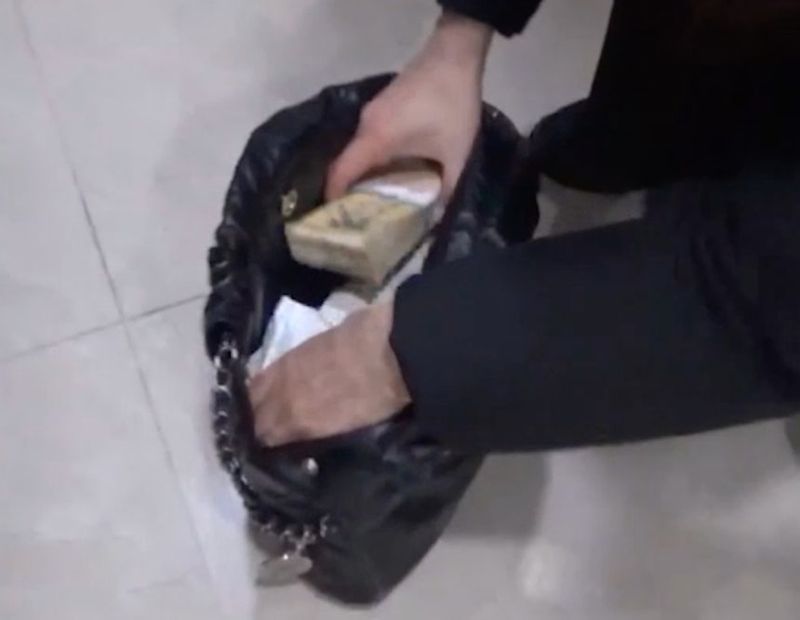 채납자의 딸 가방에서 발견된 현금 1억원. 연합뉴스