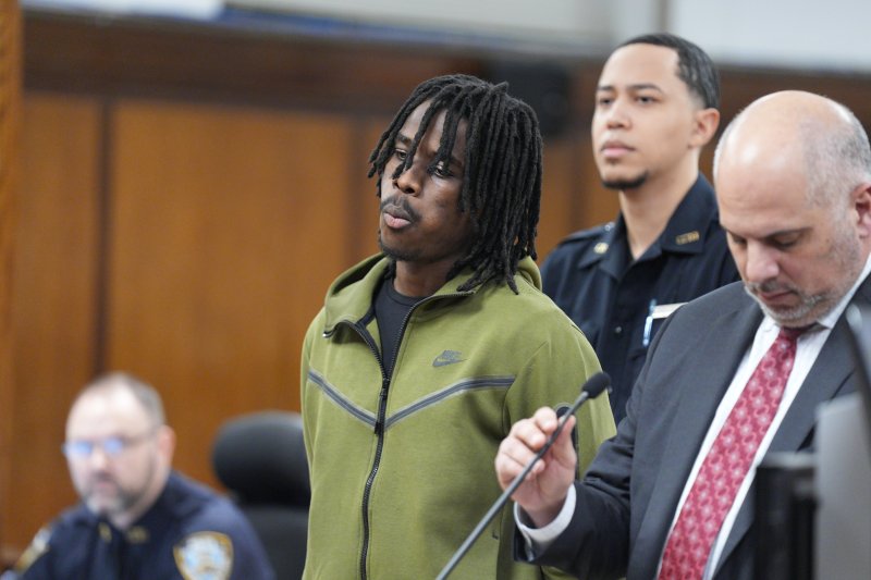 눈싸움에서 경찰에게 눈과 얼음을 던진 혐의로 체포된 구스만 쿨리발리 /사진=뉴시스 외신화상(AP)