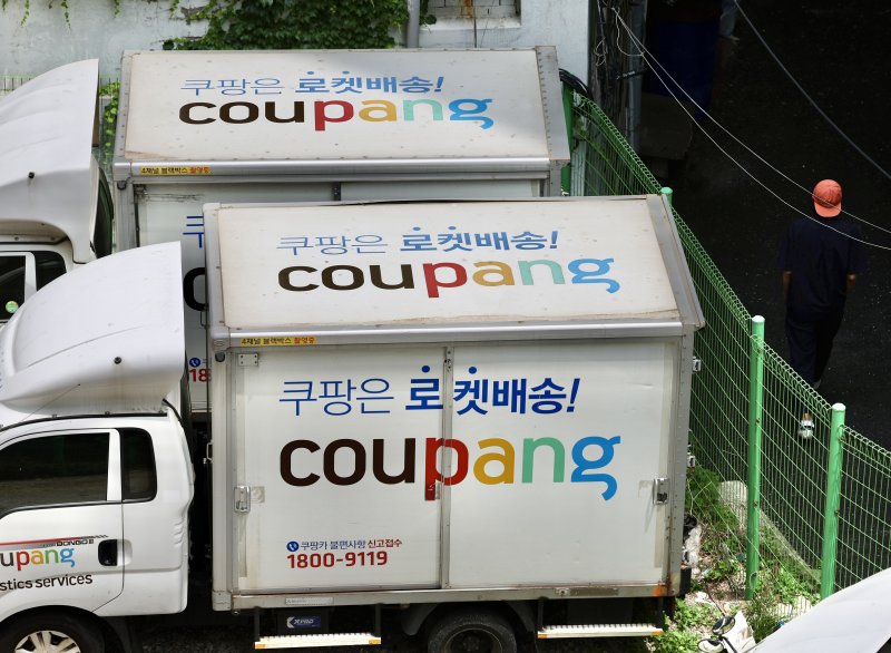 [서울=뉴시스] 김명년 기자 = 서울 중구 한 쿠팡 차고지에 배달 차량이 주차돼 있다. 2025.06.03. kmn@newsis.com