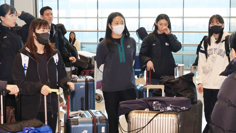 영국 버밍엄 유틸리타 아레나에서 열리는 2026 전영오픈에 출전하는 세계배드민턴연맹(BWF) 여자단식 랭킹 1위 안세영이 27일 출국을 위해 인천국제공항에 도착해 대표팀 선수들과 대화하고 있다.연합뉴스