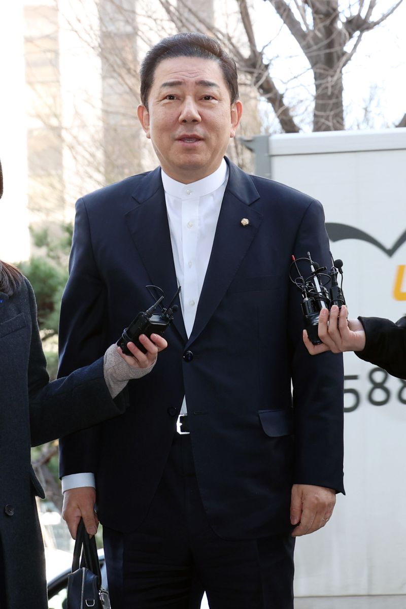 뇌물수수 등 13가지 의혹을 받는 무소속 김병기 의원이 27일 서울 마포구 서울경찰청 공공범죄수사대에 조사를 받기 위해 출석하고 있다. 사진=서동일 기자