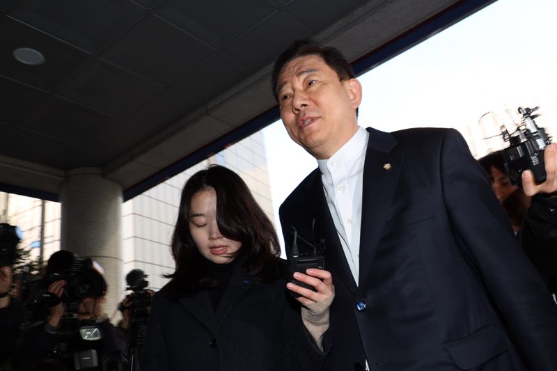 뇌물수수 등 13가지 의혹을 받는 무소속 김병기 의원이 27일 서울 마포구 서울경찰청 공공범죄수사대에 조사를 받기 위해 출석하고 있다. 사진=서동일 기자