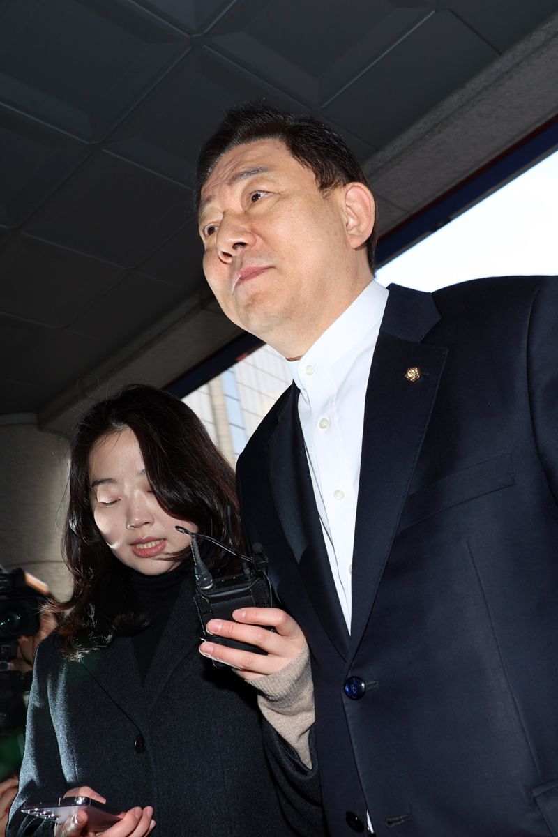 뇌물수수 등 13가지 의혹을 받는 무소속 김병기 의원이 27일 서울 마포구 서울경찰청 공공범죄수사대에 조사를 받기 위해 출석하고 있다. 사진=서동일 기자