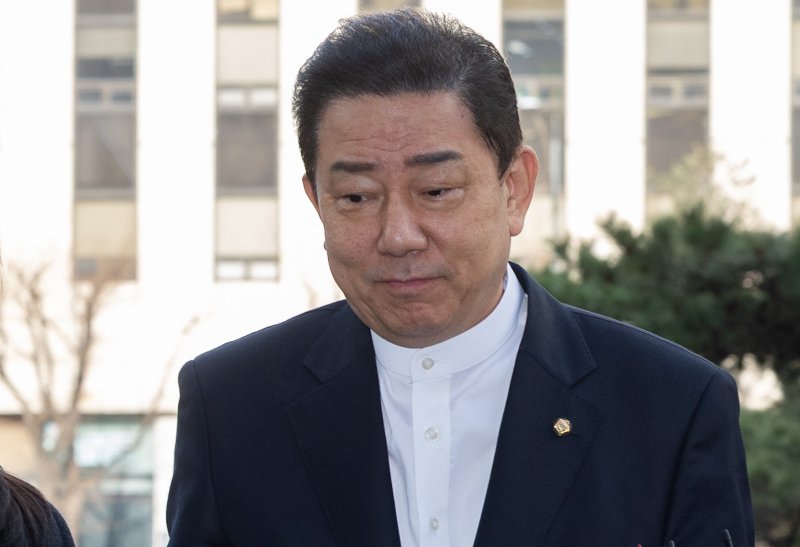 [서울=뉴시스] 황준선 기자 = 정치자금법 위반 등 각종 비위 의혹을 받는 김병기 무소속 의원이 27일 오전 서울 마포구 공공범죄수사대에서 열린 2차 피의자 조사에 출석하며 입장을 밝히고 있다. 2026.02.27. hwang@newsis.com