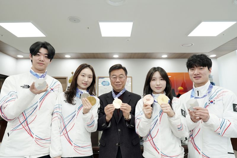 신상진 성남시장(가운데)과 시청 빙상팀 선수들이 동계올림릭에서 딴 메달을 들어 보이고 있다. 성남시 제공