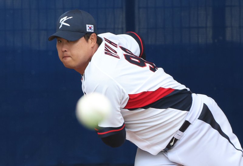 류현진, 결전 앞두고 점검 (가데나[일본 오키나와현]=연합뉴스) 이진욱 기자 = 27일 일본 오키나와현 가데나의 가데나 구장 실내 연습장에서 2026 월드베이스볼클래식(WBC) 대한민국 야구대표팀 투수 류현진이 불펜 피칭을 하고 있다. 이날 열릴 예정이던 대표팀과 kt wiz와의 연습경기는 비로 취소됐다. 2026.2.27 cityboy@yna.co.kr (끝)