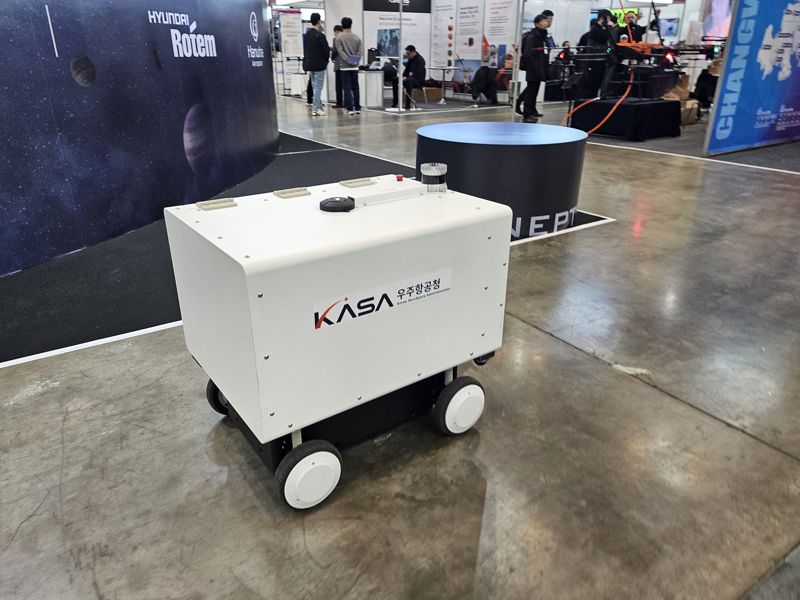 한국전자통신연구원의 드론-로봇 연계 도심지 멀티모달 배송 운영 시스템. 적재중량 40㎏으로 실내외 겸용 자율주행 기술과 드론 기술 등이 접목됐다. 우주항공청 제공