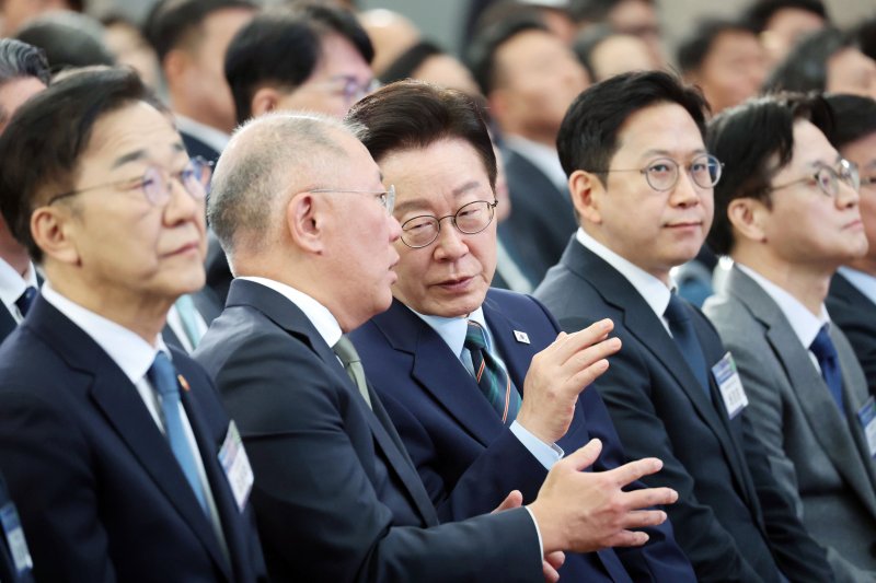 [군산=뉴시스] 최동준 기자 = 이재명 대통령과 정의선 현대자동차그룹 회장이 27일 전북 군산 새만금컨벤션센터에서 열린 '새만금 로봇·수소·AI시티 투자협약식'에서 대화하고 있다. (청와대통신사진기자단) 2026.02.27. photocdj@newsis.com