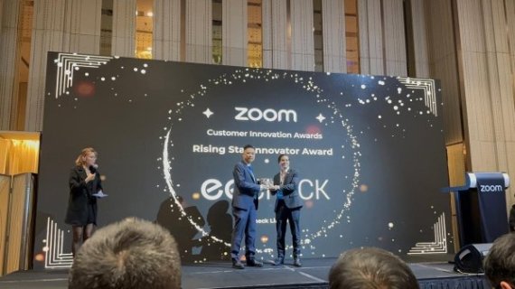 이이체크(eeCheck)가 1월 16일 홍콩에서 열린 줌(Zoom) 고객 혁신 시상식에서 ‘Rising Star Innovator Award’를 수상한 모습
