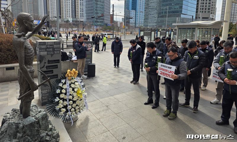 한국노총과 민주노총이 27일 오전 서울 용산역 광장에 설치된 '강제징용 노동자상' 앞에서 헌화한 뒤 묵념하고 있다. 사진=박성현 기자