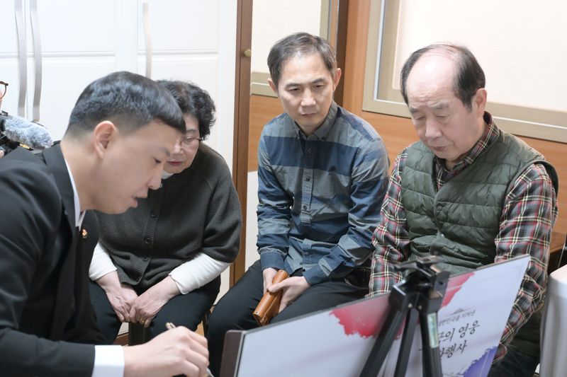 27일 서울특별시 노원구에 위치한 고 유제용 일병의 남동생 유제만 씨 자택에서 열린 호국의 영웅 귀환행사에서 김성환 국유단장 직무대리가 유가족에게 유해발굴 및 신원확인 과정 등을 설명하고 있다. 국유단 제공