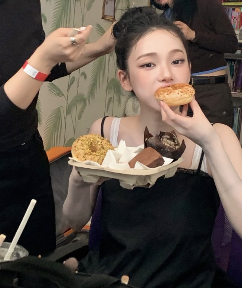 카리나, 무아지경 도넛 먹방…이래도 예쁘네