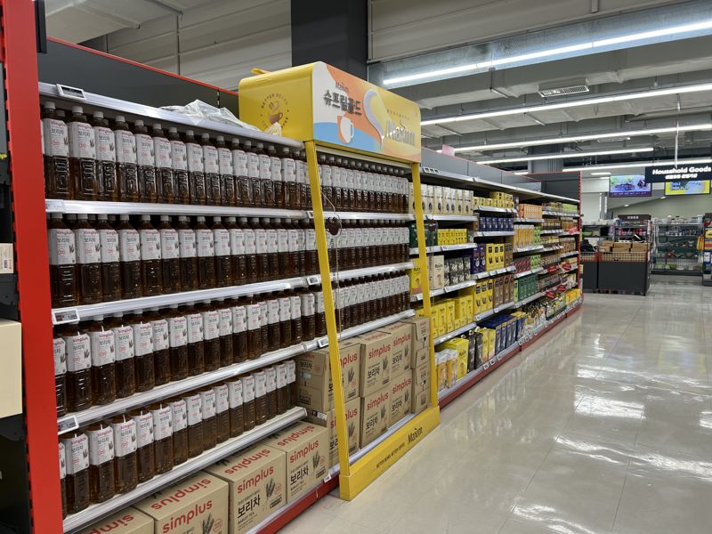 지난달 27일 오후 서울 관악구 홈플러스 남현점 커피 매대에 홈플러스 자체브랜드(PB) 보리차 상품이 진열돼 있다. 사진=김현지 기자