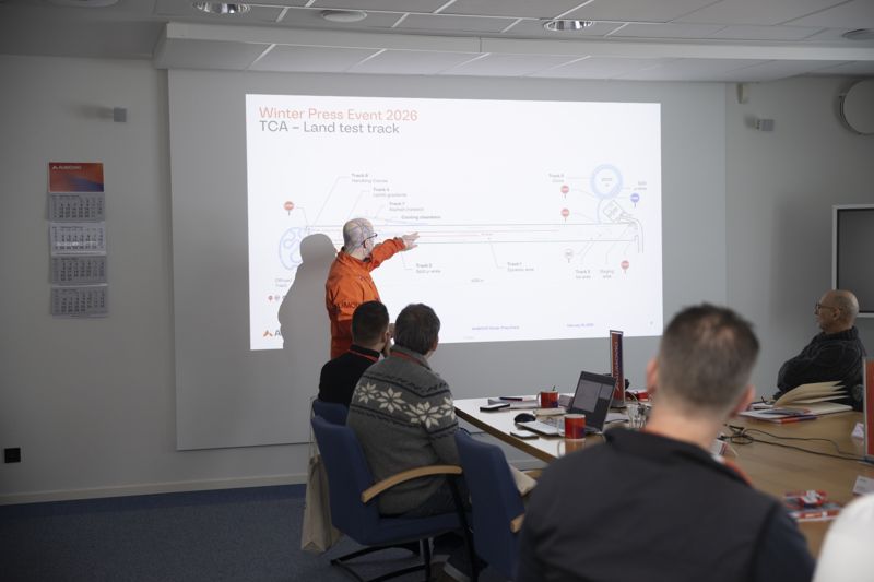 아우모비오 관계자가 지난달 19일(현지시간) 스웨덴 아르비자우르 소재 아우모비오 드라이빙 센터에서 기자단에게 트랙 구조와 주행 유의사항에 대해 설명하는 모습. 아우모비오 제공.