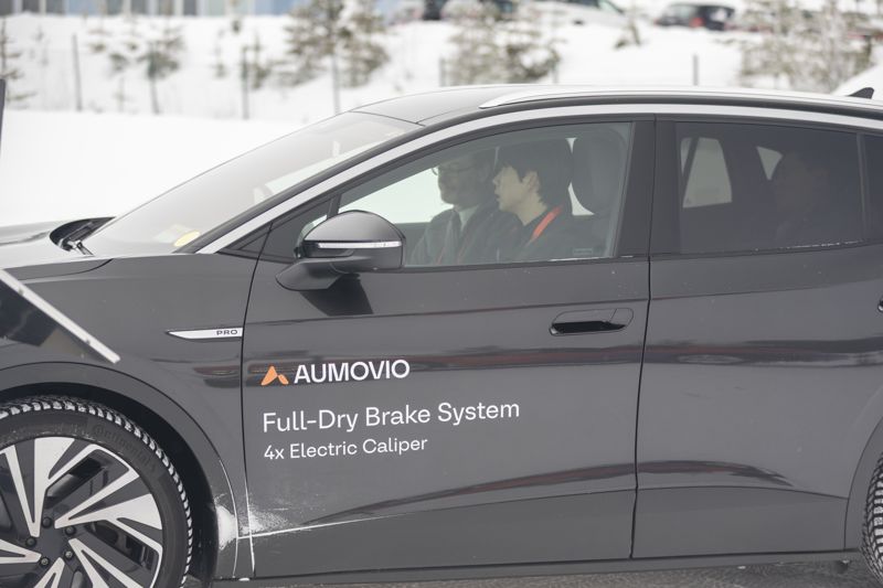 본지 김동찬 기자가 지난달 19일(현지시간) 스웨덴 아르비자우르 소재 아우모비오 드라이빙 센터에서 아우모비오의 풀드라이 브레이크가 탑재된 폭스바겐 차량에 탑승해 기술 관련 설명을 듣고 있다. 아우모비오 제공.