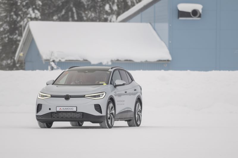 아우모비오의 세미드라이 브레이크가 탑재된 폭스바겐 차량이 지난달 19일(현지시간) 스웨덴 아르비자우르 소재 아우모비오 드라이빙 센터에서 빙판길 주행에 나서고 있다. 아우모비오 제공.